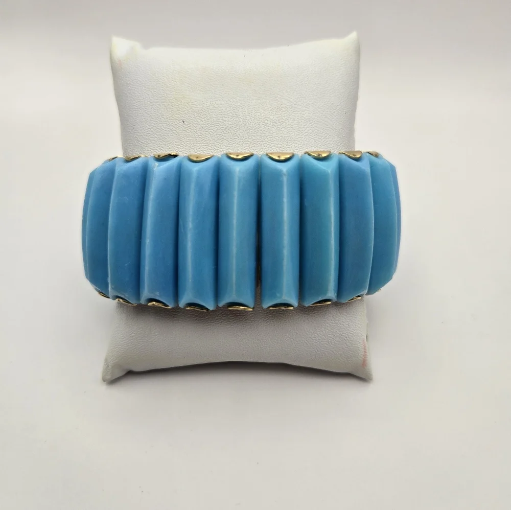 Vintage turquiose blue lucite stretch bracelet - Picture 2 of 3